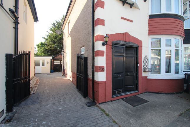 300, Stradbroke Grove, Illford photo 2