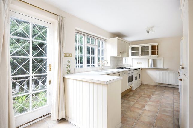 8, Camelot Close, London photo 2