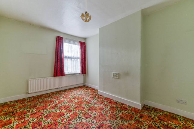 Flat for sale in Franciscan Road, Tooting Bec, London