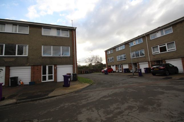 Thumbnail Town house to rent in Firs Close, Hitchin