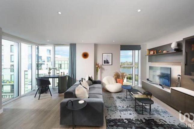 Flat for sale in Finsbury Park, London