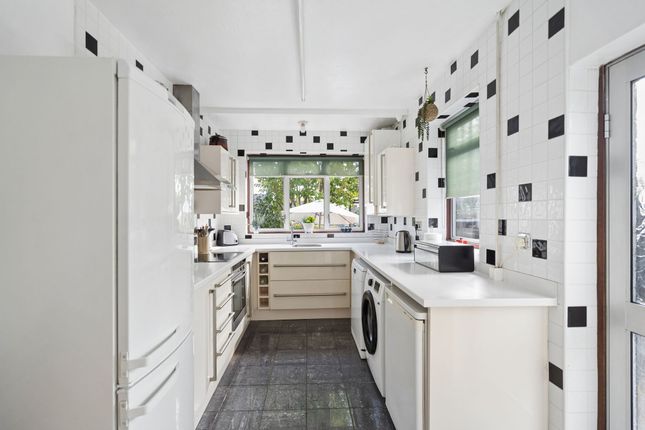 14 Parkgate Road, Watford photo 2