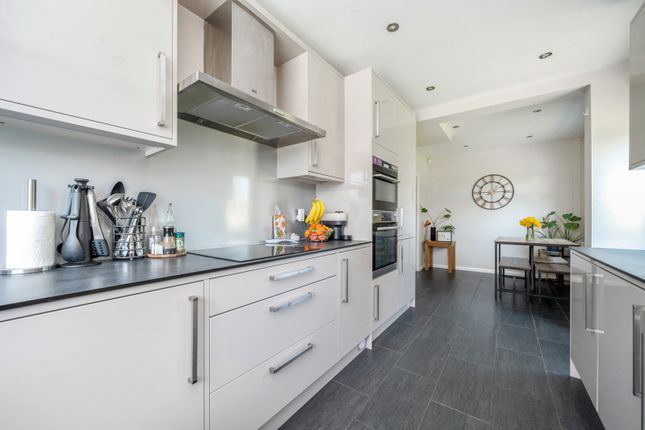 4, Elizabeth Way, Slough photo 2