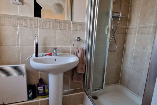 Woodside Court, Farnborough photo 5