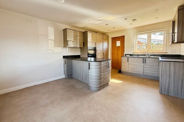 2 Royal Oak Close, Rye photo 4