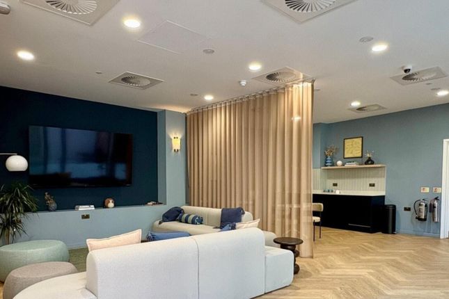 Flat 1, The Caretakers Building, 785 Commercial Road, London photo 4