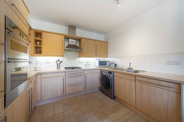 Flat 19, Osprey House, Lower Square, Old Isleworth photo 4
