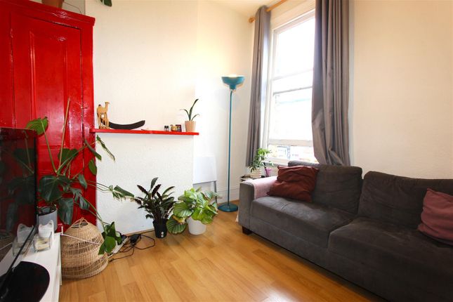 Flat to rent in Turnpike Lane, Hornsey