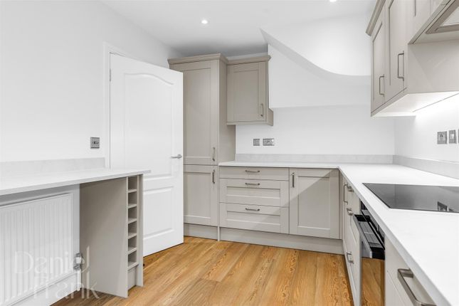 119, Smarts Lane, Loughton photo 4