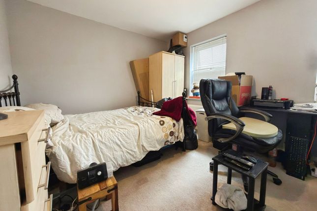 Room 4, 22 Vistula Crescent, Swindon photo 2