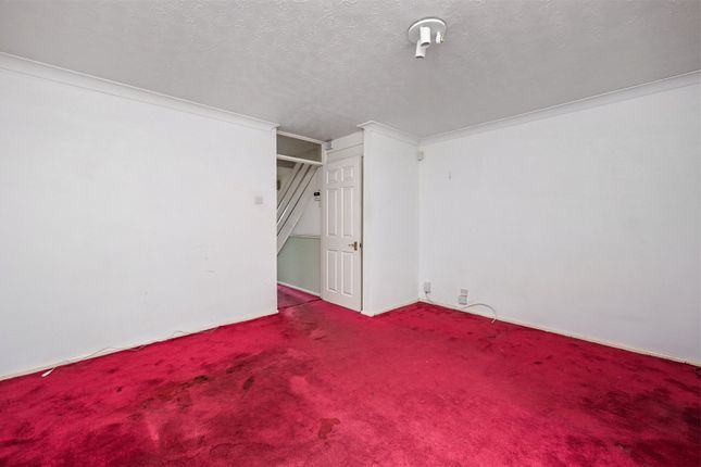 23, Caernarvon, Camberley photo 3