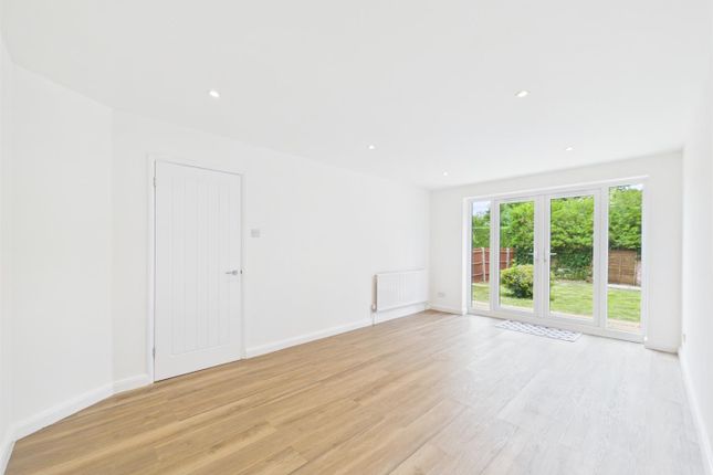 30, Beckenshaw Gardens, Banstead photo 2