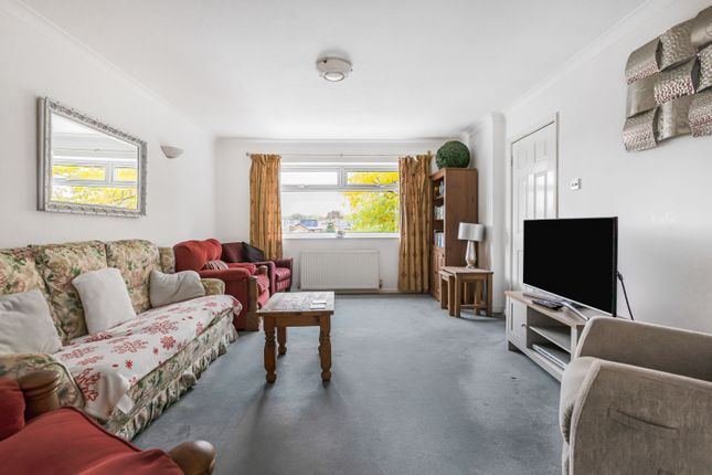18, Farm Close, Harpenden photo 3