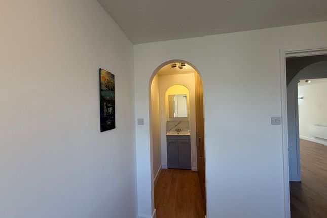 48, Viewfield Close, Greater London photo 5