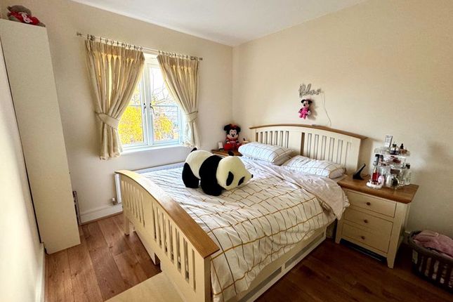 Flat 6 Royal Court, Holders Hill Road, London photo 2