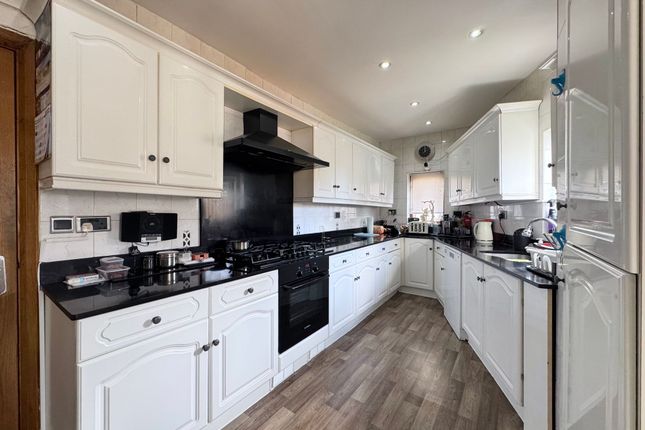 45 Grange Hill, Edgware photo 3