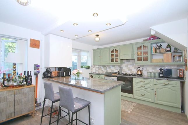 9, The Fieldings, Woking photo 4