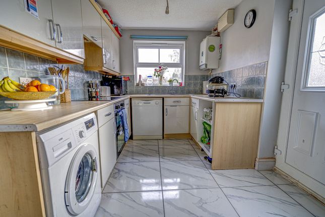 8a Chatsworth Road, Worksop photo 4