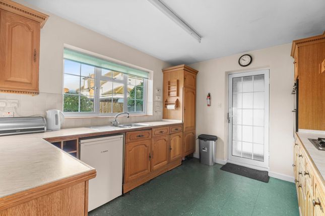 11a Woodside Avenue, High Wycombe photo 3