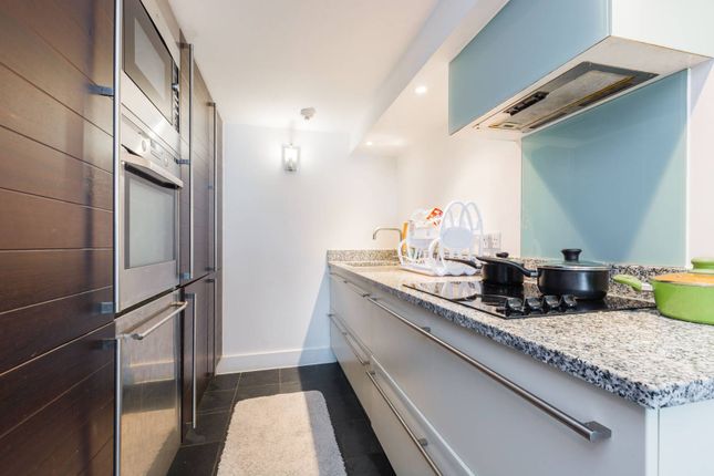 2-bed flat on Building 22, Woolwich Riverside, £360,000