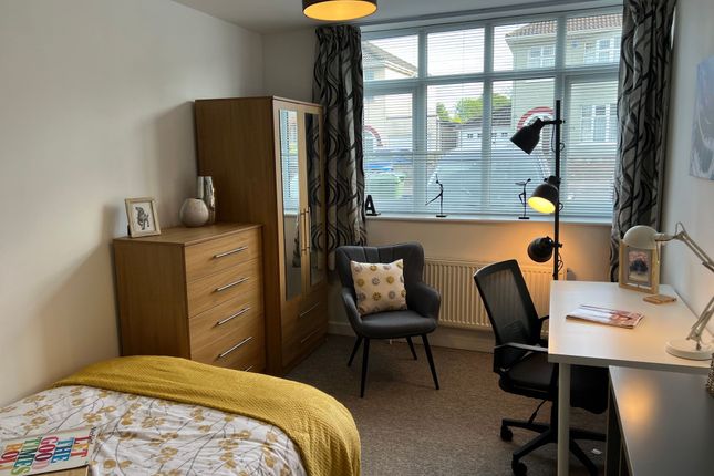 Bright, Well-Furnished Single Bedroom With A Comfo...