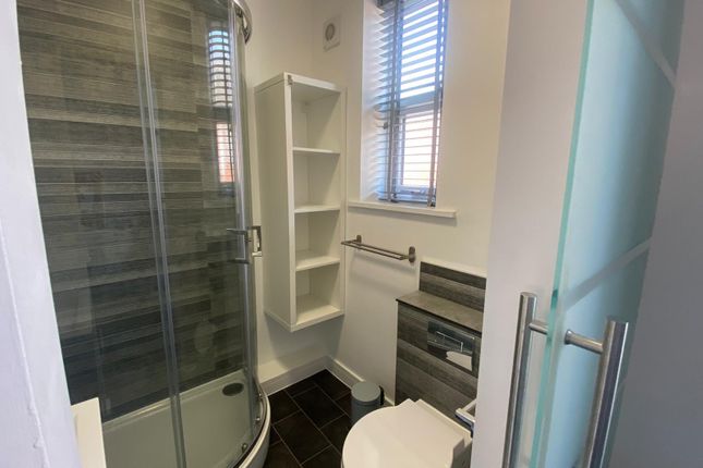 Flat to rent in Burchett Place, Leeds, West Yorkshire