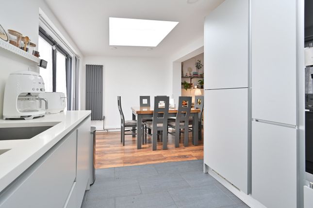 111 Gammons Lane, Watford photo 3
