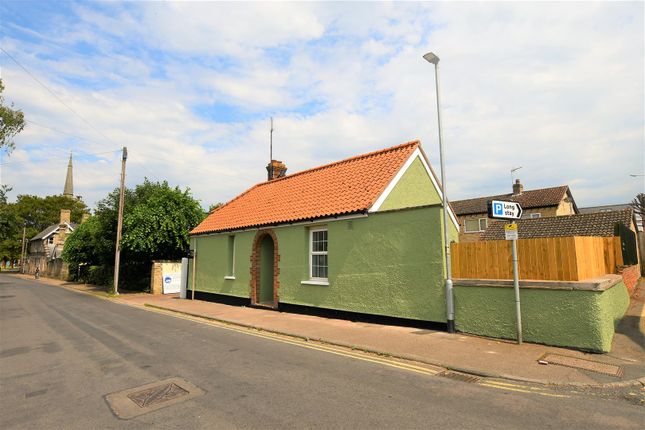 Thumbnail Detached bungalow to rent in Fitzroy Street, Newmarket