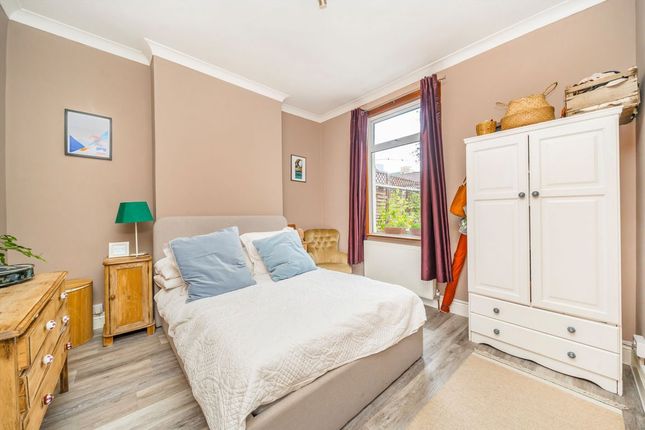 22, Hartfield Crescent, London photo 4