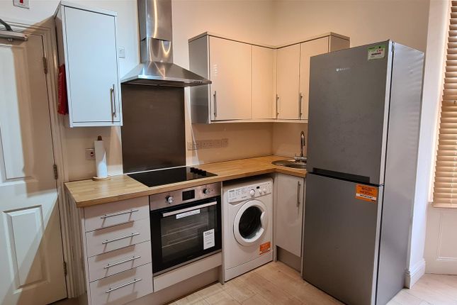 Studio flat on Flat 2a, 44 Old Station Road, Newmarket, £880/mo