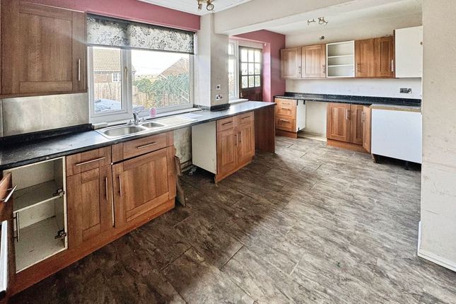 24, Chesmond Drive, Blaydon-On-Tyne photo 2