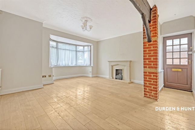 21 Walden Way, Hornchurch photo 3
