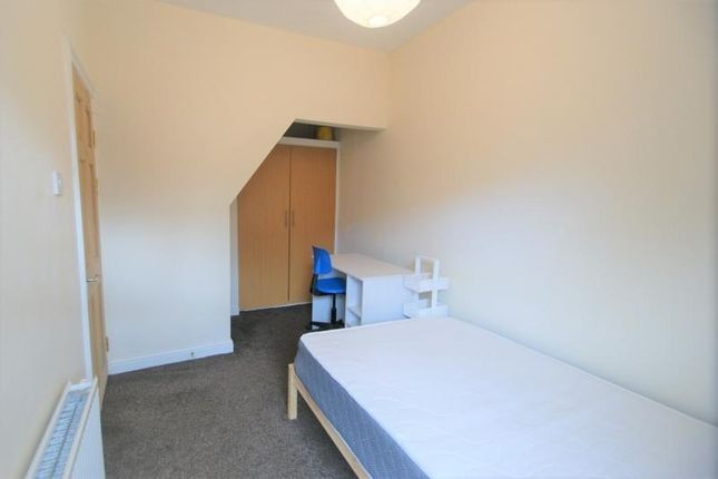Terraced house to rent in Welton Mount, Hyde Park, Leeds