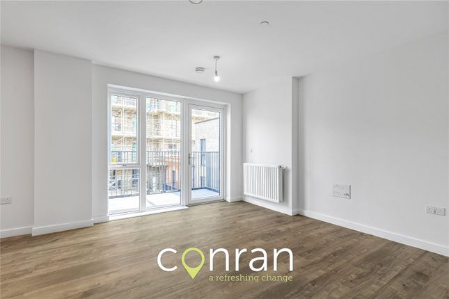 Flat to rent in Pier Way, Woolwich