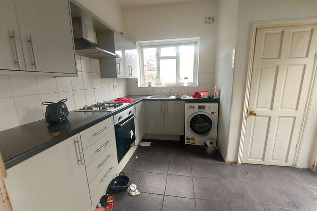 5 Bed Semi-Detached House To Rent Audley Gardens, Seven Kings Ig3