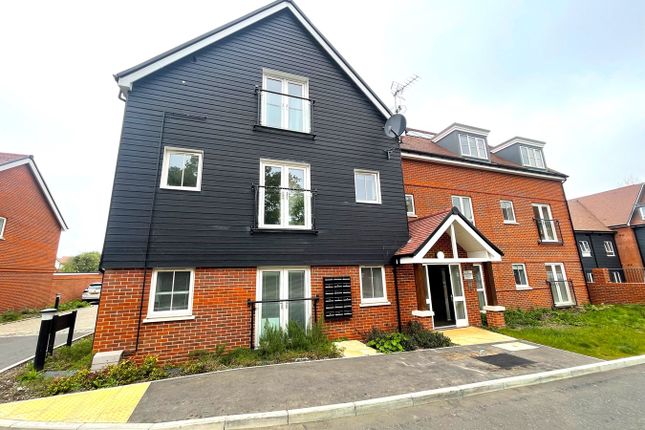 Flat for sale in Guildford, Guildford