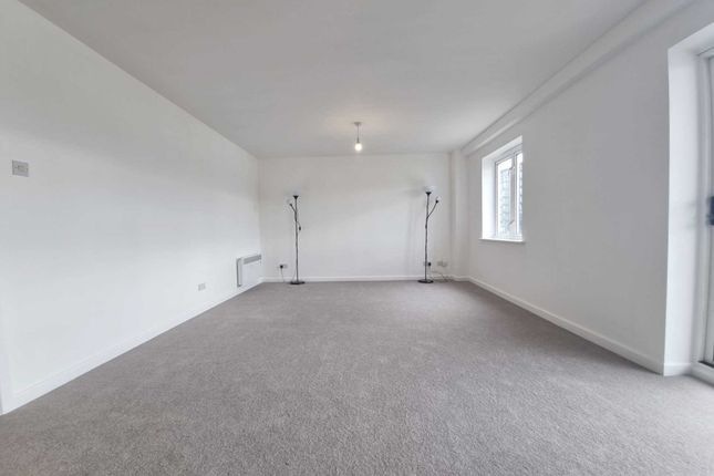 Flat to rent in Neptune Square, Ipswich