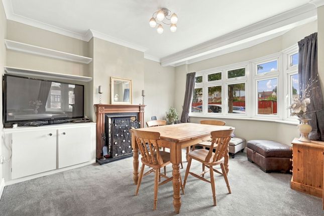 8 Edmund Road, Rainham photo 4