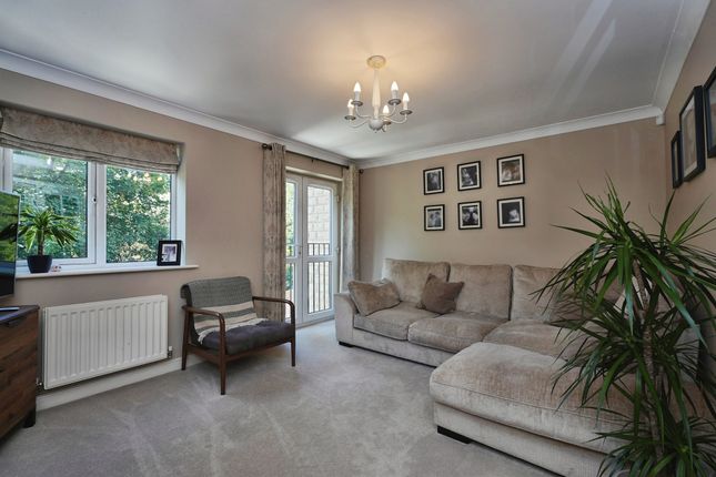35, Larch Close, HALIFAX photo 2