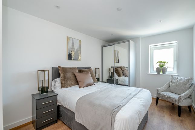 Flat to rent in Mast Quay, Woolwich, London