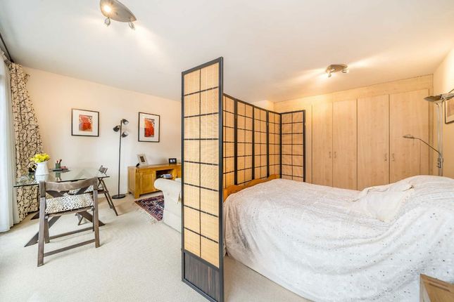 Flat 102, Bryer Court, Barbican, London photo 2