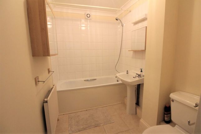 3 Stateland Court, Cranbrook Lane, London photo 5