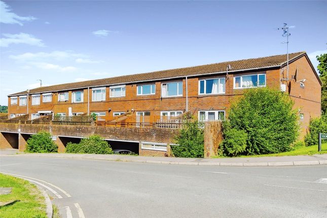Flat for sale in Yeoman Way, Redhill, Surrey