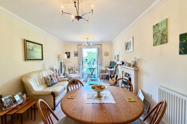 19 Heathside Court, High Road, Bushey photo 4