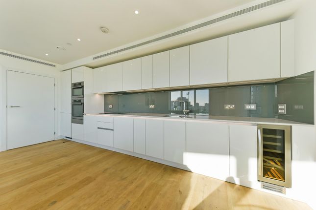 Flat to rent in Lombard Wharf, Lombard Road, London