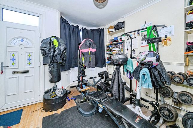 25, St. Saviours Crescent, Bedfordshire photo 2