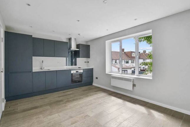 Thumbnail Flat to rent in Links Avenue, Morden