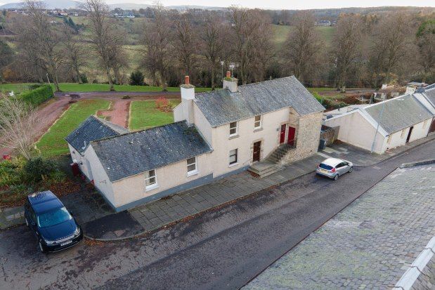 Bungalow to rent in Castlegate, Lanark