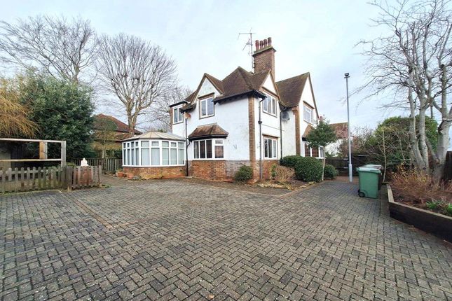 Thumbnail Flat to rent in Holmesdale Road, Bexhill-On-Sea