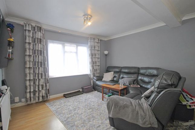 27, Costons Avenue, Greenford photo 2